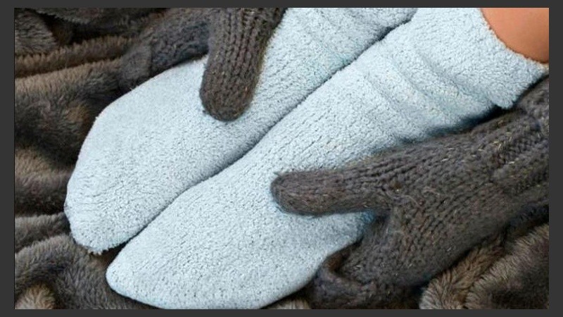 Con un par de medias y unos guantes va bien. 