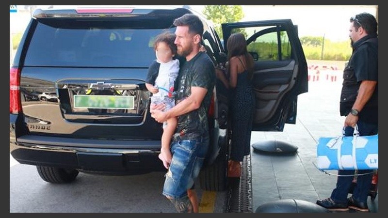 Messi al llegar con su familia a Barcelona.