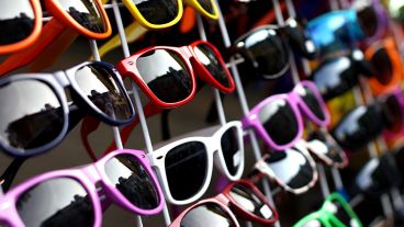 Anualmente se venden 5 millones de pares de anteojos de sol truchos por año.