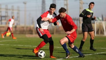 Joel Amoroso disputa la pelota en el amistoso con Unión.
