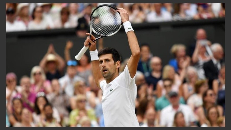Djokovic celebra su enorme victoria en Wimbledon. 