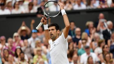 Djokovic celebra su enorme victoria en Wimbledon.