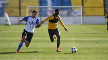 Cabezas disputa la bola con un futbolista de Argentino en el amistoso de este sábado.