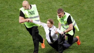 Por el ingreso de los hinchas el partido fue interrumpido brevemente.