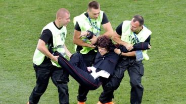 Por el ingreso de los hinchas el partido fue interrumpido brevemente.