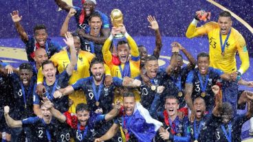 El equipo francés levantando la Copa del Mundo