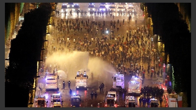 La policía reprimió a grupos revoltosos en los Campos Eliseos de París.