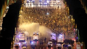 La policía reprimió a grupos revoltosos en los Campos Eliseos de París.