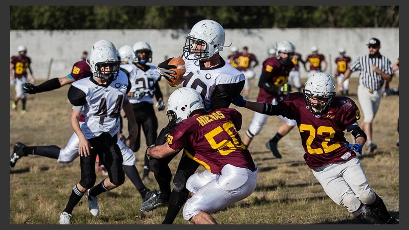 Postales de un partido de fútbol americano en Rosario.