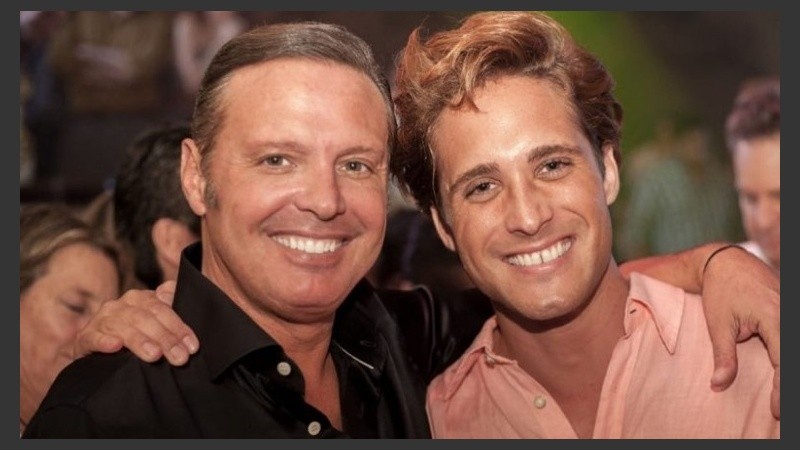 Luis Miguel junto al actor que lo representa en la serie.