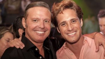Luis Miguel junto al actor que lo representa en la serie.
