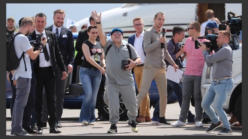 Diego despertó pasiones desde el aeropuerto hasta el estadio.
