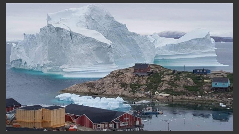 Iceberg situado al lado de la aldea de Innaarsuit, Groenlandia.