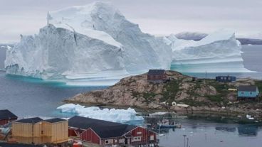 Iceberg situado al lado de la aldea de Innaarsuit, Groenlandia.