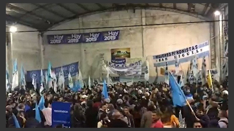 El acto, antes de la pelea.