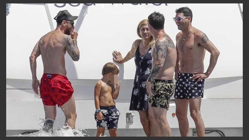 Leo con su mamá, sus hermanos y uno de sus hijos en Ibiza. 