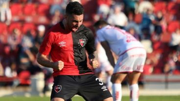 Ferroni celebra su gol ante Unión.