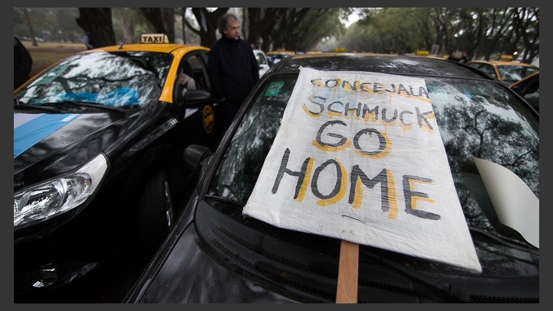 Taxistas enojados con la concejala Schmuck por Uber. 