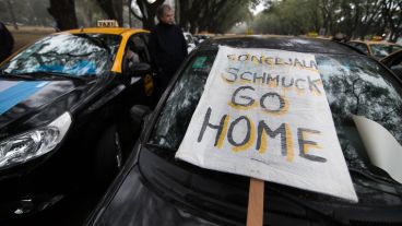 Los taxistas en contra de la concejala Schmuck.