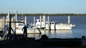 Prefectura retomó la búsqueda sobre la superficie y en el fondo del río.