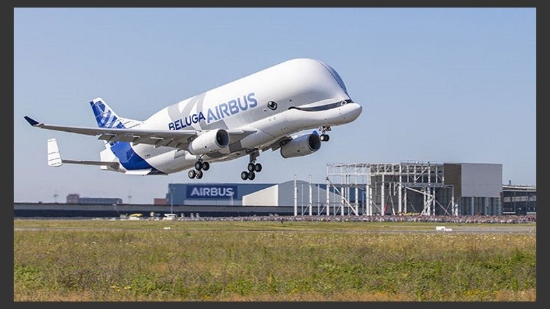 El Beluga XL levanta vuelo.