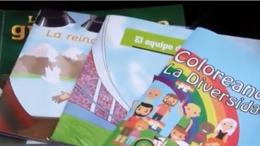 Entre el material, hay libros para colorear.