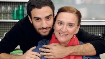 Madre e hijo con miradas distintas en relación al aborto.