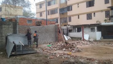Operarios demuelen nueve cocheras y locales ilegales sobre Lola Mora.