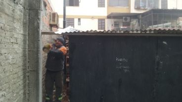 En una mañana de trabajo se desarman las estructuras y se llenan 12 camiones con escombros.