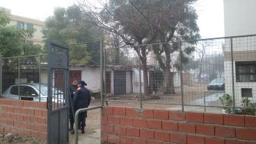 Dos mujeres policías custodian uno de los edificios allanados.