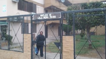 El ingreso cerrado con rejas de una de las torres que será mantenido.