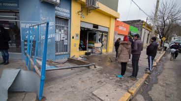 El camión tumbó una parada de colectivos a metros del local.