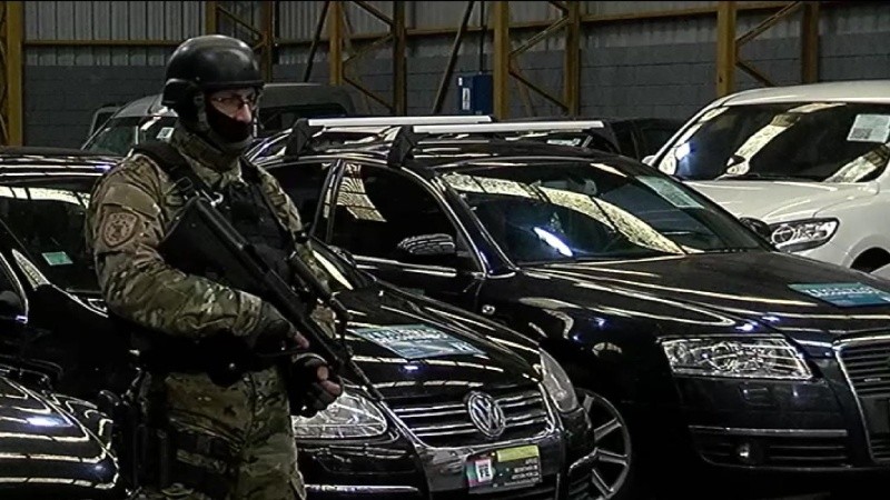 Autos de alta gama rigurosamente vigilados.