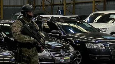 Autos de alta gama rigurosamente vigilados.