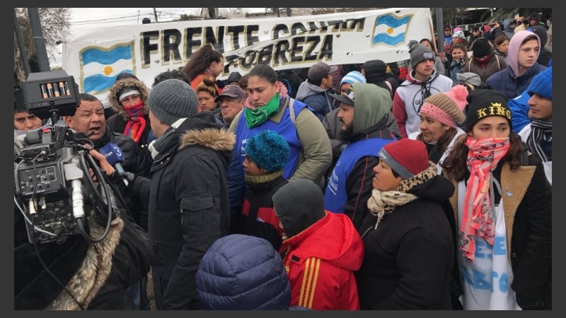 Los manifestantes frente al supermercado Libertad.