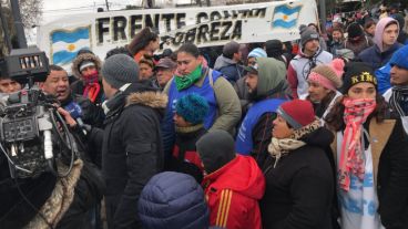 Los manifestantes frente al supermercado Libertad.