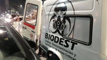 Los empleados de la empresa sacando el falso cadáver por Pellegrini.