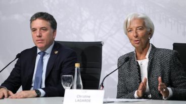 La directora del FMI en la conferencia con el ministro Dujovne a su lado.
