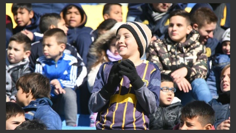 La sonrisa de los pibes canallas resplandece como un sol. 