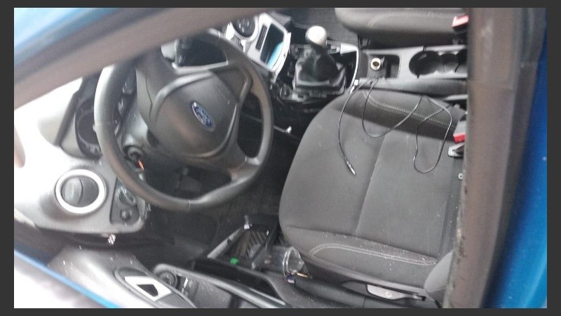 El Ford Fiesta terminó contra el frente de una casa de la esquina.