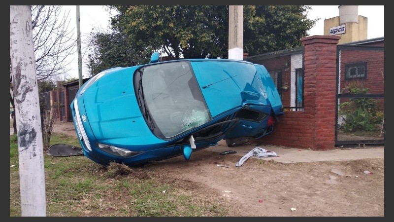 El Ford Fiesta terminó contra el frente de una casa de la esquina.