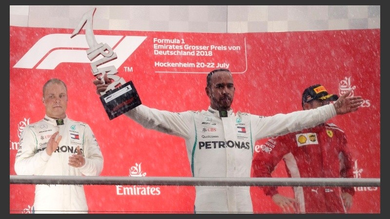 Bajo la lluvia, Hamilton celebró el doble crédito en Alemania: podio y nuevo liderazgo en la Fórmula 1.