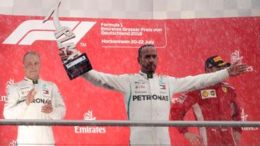 Bajo la lluvia, Hamilton celebró el doble crédito en Alemania: podio y nuevo liderazgo en la Fórmula 1.