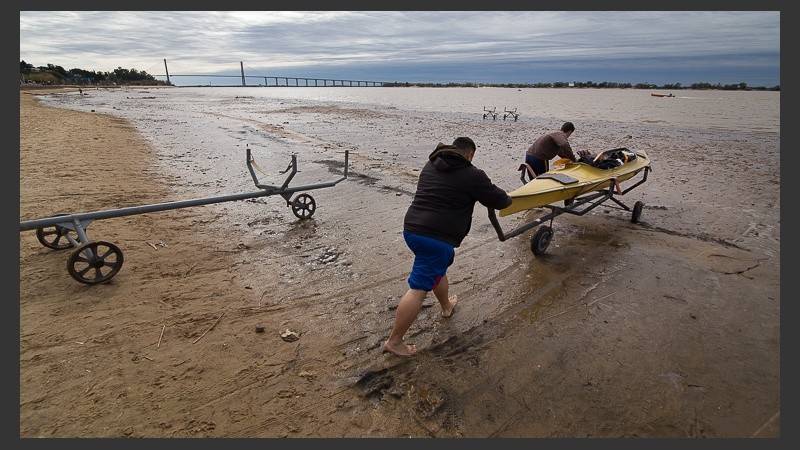 Para dejar una embarcación en el agua hay que caminar mucha playa.