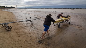 Para dejar una embarcación en el agua hay que caminar mucha playa.