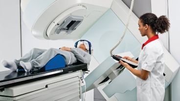 También la radiología atiende a un grupo de enfermedades benignas que se benefician con el tratamiento radiante.