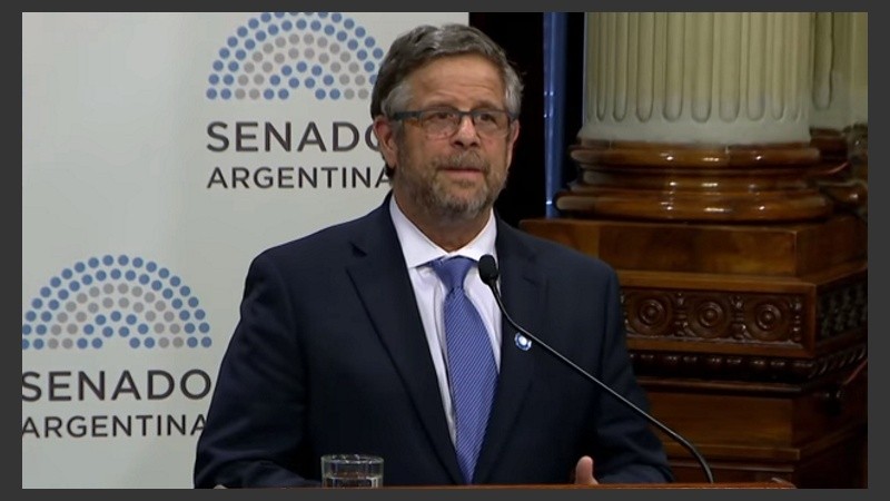 La resolución lleva la firma de Rubinstein. 