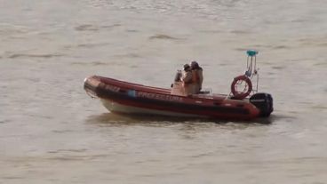 Al rastrillaje en el río sobre la zona de Pueblo Esther, se sumaron avionetas, un helicóptero y drones.