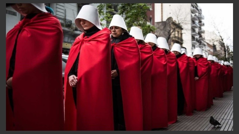 Manifestantes vestidas de criadas, frente al Congreso.