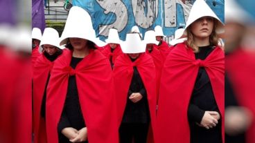 Manifestantes vestidas de criadas, frente al Congreso.
